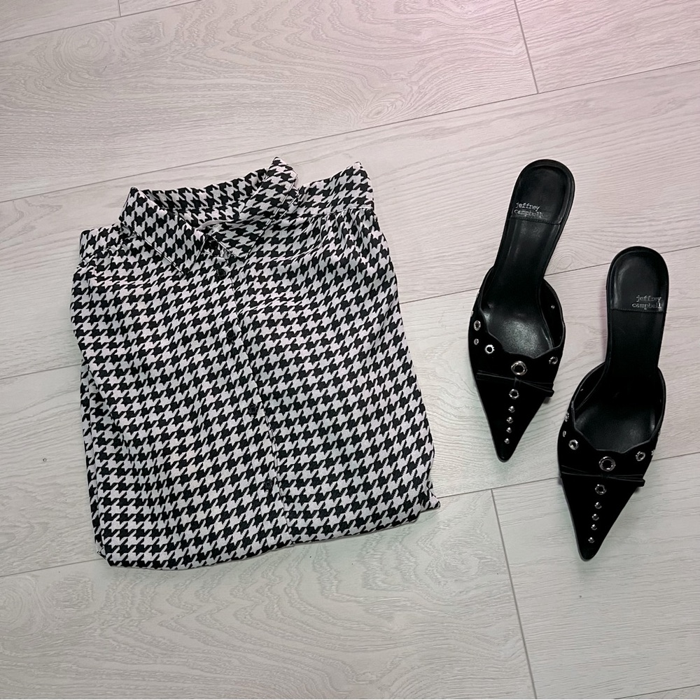 H&M Houndstooth print button down blouse.